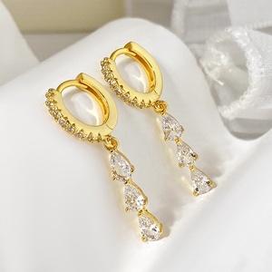 Pendientes de Aro con Circonita Cúbica Brillante, Chapados en Oro de 18K, con Triple CZ Colgante, para Mujer - Product Image 4
