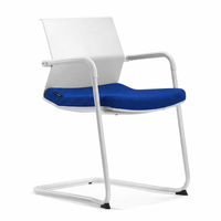 Chaise de conférence moderne en plastique PP avec coussin en tissu, base en acier, accoudoirs fixes, dossier ergonomique incurvé, salle de réunion