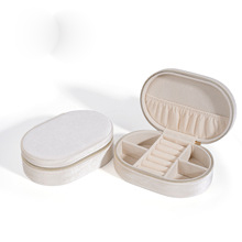 Boîte à bijoux de luxe ovale en velours avec fermeture éclair, personnalisable avec logo, pour le rangement de boucles d'oreilles, bracelets et bagues, idéale pour les voyages. - Product Image 5
