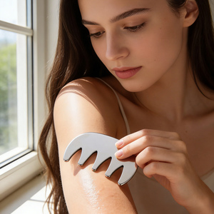 Herramienta de Masaje Gua Sha para el Cuero Cabelludo, Peine de Acero Inoxidable para Masaje de Meridianos, Relajación Profunda y Alivio - Product Image 2