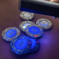 Jetons de poker de luxe en acrylique perlé, vente en gros d'usine, ensemble à trois couches avec dénomination dorée et détails en feuille d'or pour jeux haut de gamme