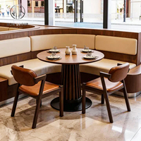 Ensemble table et chaises en bois de style naturel moderne et luxueux pour café, restaurant, hôtel, avec cadre en bois et revêtement en cuir beige et marron.