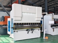 Presse plieuse hydraulique CNC 250T 3200mm 4+1 axes pour tôles d'aluminium, modèle DA-53TX, fabricant Delem, châssis en acier, moteur CE