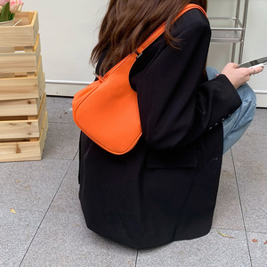 Bolso de hombro de diseño coreano para mujer, color naranja, pequeño, con hebilla magnética, portátil, para ir al trabajo en verano - Product Image 1
