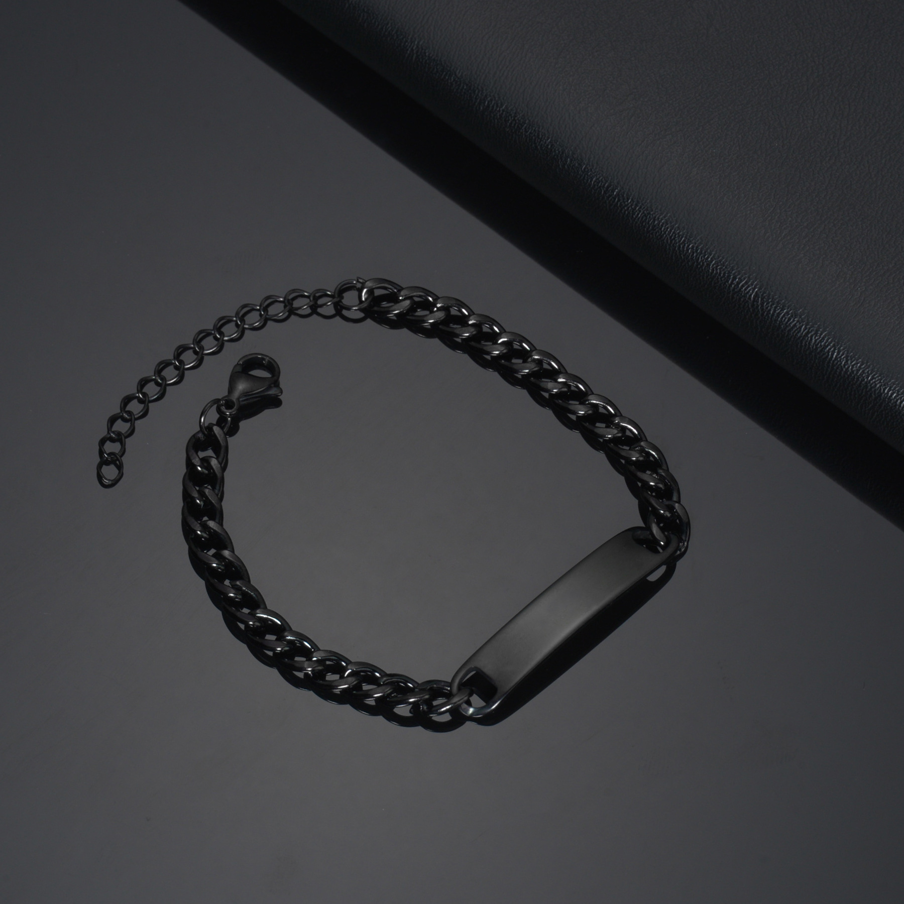 Bracciale con ciondoli curvi neri e catenina di estensione