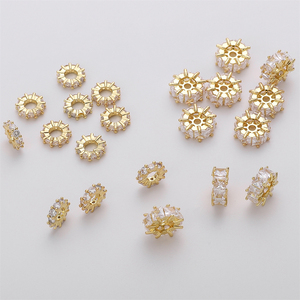 Fournisseurs <span class=keywords><strong>de</strong></span> <span class=keywords><strong>bijoux</strong></span> Yiwu cuivre plaqué or 14K carré Zirconium grand trou roue entretoise <span class=keywords><strong>perles</strong></span> <span class=keywords><strong>pour</strong></span> colliers à faire soi-même fabrication <span class=keywords><strong>de</strong></span> bracelets - Product Image 2