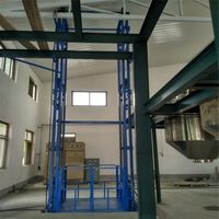 Plateforme élévatrice verticale hydraulique 5000 kg à double rail de guidage pour installation extérieure avec enceinte de sécurité en treillis métallique