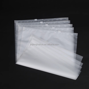 Sacs de T-shirts personnalisés en plastique Sac à fermeture éclair biodégradable givré pour vêtements Emballage et impression de logo personnalisé - Product Image 2