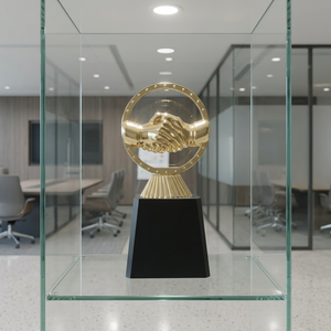 Trofeo de Metal Fundido a Presión Chapado en Oro POOJA GIFT CORPORATION Modelo 644 con Base Negra y Grabado de Logotipo, Portátil - Product Image 1