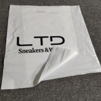 Sacs de shopping personnalisés avec nom de marque, logo imprimé sur mesure, sacs en plastique à poignée découpée pour emballage de vêtements de boutique
