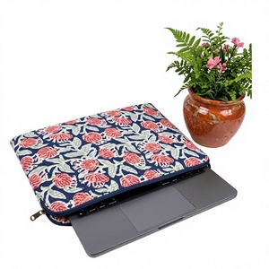 Sac de voyage pour ordinateur portable en coton matelassé imprimé, fabriqué à la main par FloraWeave, avec fermeture éclair et bandoulière - Product Image 1