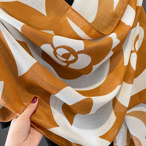 Sciarpe di Lusso per <span class=keywords><strong>Donna</strong></span> in Viscosa e Cotone Stampato, Foulard <span class=keywords><strong>Nero</strong></span> e Bianco con Motivi Floreali - Product Image 4