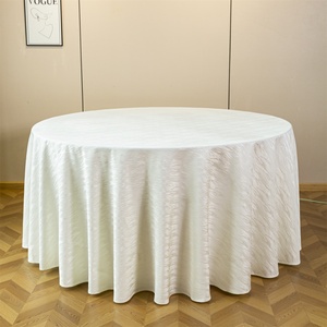 Nappe ronde en polyester jacquard floral bleu marine anti-décoloration de 108 pouces, tissée, imperméable, écologique et très résistante pour événements - Product Image 1