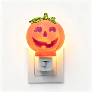 Lanterne LED Jack O'Lantern rose pour Halloween, lampe de nuit en plastique en forme de citrouille à brancher sur prise murale, décoration de maison pour les fêtes, vente en gros, personnalisable, cadeau - Product Image 1