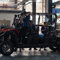Voiturette de golf électrique surélevée 6 places, 4 sièges orientés vers l'avant, 2 vers l'arrière, toit rigide, pare-brise, tout-terrain, certifiée CEE, autonomie 70-90 km, 2 roues motrices