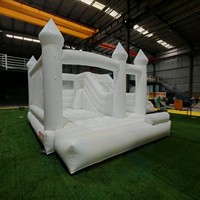 Château gonflable blanc avec toboggan, château gonflable pour mariage, location pour événements et séances photo