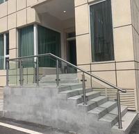 Balustrade de balcon extérieure de style moderne personnalisée, main courante en acier inoxydable avec garde-corps en verre, installation en kit