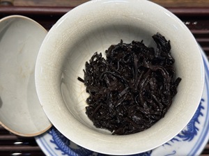 1998 Spring City Tea Factory Pu-erh maduro 100g por caja negra pequeña de materias primas de árbol viejo con aromas de madera y ginseng - Product Image 5