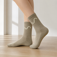 Chaussettes antidérapantes avec logo personnalisé, respirantes, en coton, chaussettes à grip pour Pilates et yoga