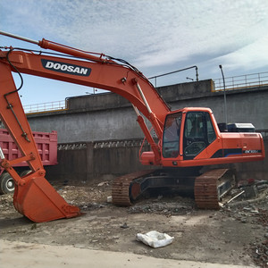 รถขุด DOOSAN DX300 มือสอง 30 ตัน เครื่องยนต์คัมมินส์ ปั๊มไฮดรอลิกคาวาซากิ มอเตอร์ วาล์ว KYB ชั่วโมงการใช้งานต่ำ สภาพ 90% ราคาแข่งขัน ปี 202 - Product Image 1