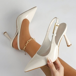 Escarpins slingback blancs en cuir verni pour femme, à bout pointu, avec boucle réglable et talon - Product Image 5