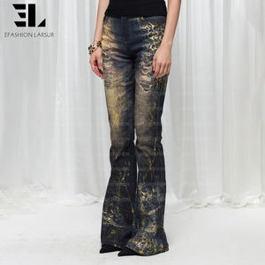 بنطلون جينز نسائي ضيق بتصميم مخصص من LARSUR، مطبوع بنقشة الفهد، مغطى بطبقة شمعية، بقصة واسعة من الأسفل، مع تمزقات وغسيل مميز - Product Image 4