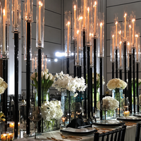 Candélabre en fer noir à 9 bras avec abat-jour en verre hurricane pour la décoration de table d'allée de mariage, d'hôtel ou de restaurant