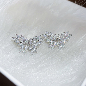 Orecchino a clip a forma di farfalla da donna, senza piercing, con cristalli, stile fata, elegante, gioiello per cartilagine. - Product Image 3