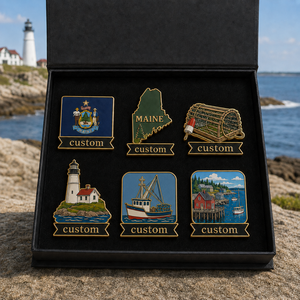 Set Regalo di Spille in Smalto Personalizzate all'Ingrosso a Tema Maine: Pin da Bavero con Trappola per Aragoste e Faro, Souvenir Turistico, Distintivo Cultura Costiera - Product Image 1