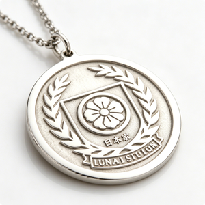 Medalla Lunaistdion Plateada, Diseño Circular Tradicional, Emblema Japonés en Relieve, Artículo Coleccionable - Product Image 4