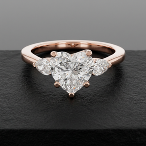 แหวนเพชรทรงหัวใจ E VVS2 IGI Certified Lab Grown Diamond แบบสามเม็ด สำหรับหมั้นและวันครบรอบ ทำจากเงินแท้ 10k ดีไซน์หรูหราสำหรับทั้งชายและหญิง - Product Image 1