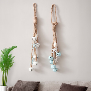 Décoration murale artisanale en corde de chanvre Ocean Breeze avec cloche et étoile de mer, forme irrégulière, pour salon - Product Image 1