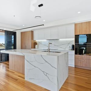 Diseño de Puerta Simple, Mueble de Cocina Moderno de Madera Maciza, Ensamblaje Plano - Product Image 1