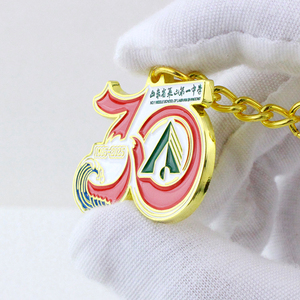 Portachiavi personalizzato in metallo stile medaglia, per anniversari aziendali e premi per i dipendenti - Product Image 3