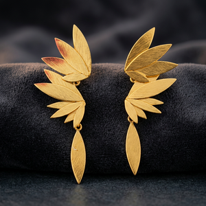 Boucles d'oreilles pendantes en laiton plaqué or Soumya Creation, forme aile de feuille, pour femme, idéales pour les fêtes et mariages, modèle 06 - Product Image 1