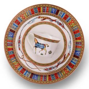 Offre Spéciale : Ensemble de 4 Assiettes de Dîner en Porcelaine Fine Dorée, Motif Chevaux de Guerre Nordiques Royaux - Product Image 6