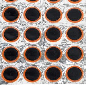 Kit de réparation de pneus de vélo 48 pièces, patchs de réparation de crevaison autocollants pour chambre à air de vélo - Product Image 1