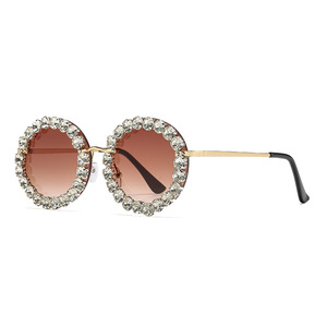 Lunettes de soleil pour femmes Z840 avec strass, monture en métal, verres rouges, protection UV400, design tendance pour une utilisation en extérieur - Product Image 2