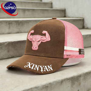 Gorra de béisbol de malla de algodón con bordado de 5 paneles QZFSO personalizada para adultos, con etiqueta tejida de dos rayas y diseño de vaca. - Product Image 1