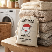 Sac en coton imprimé motif Père Noël, fait main, avec boules de séchage en laine de Nouvelle-Zélande réutilisables et adoucissantes pour le linge
