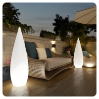 Petites lampes LED à lumière variable modernes et lumineuses en forme de goutte d'eau pour la décoration de jardin de la cour de l'hôtel et du restaurant.