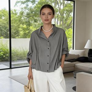 Camicia da donna a righe, vestibilità ampia, morbida, leggera, casual, con colletto alla coreana, maniche a 3/4, con bottoni - Product Image 2