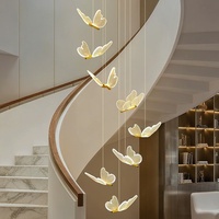 Lustre d'escalier duplex de luxe léger, éclairage d'escalier papillon pour appartement loft, nouveau modèle 2026 pour villa avec salon ouvert