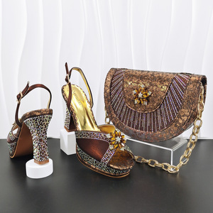 Set di <span class=keywords><strong>scarpe</strong></span> e borsa da sposa di lusso in PU <span class=keywords><strong>con</strong></span> strass, chiusura slip-on, resistenti all'usura, per donne, matrimoni, serate e feste. - Product Image 1
