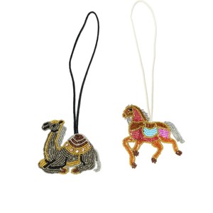 Kleurrijke handgemaakte paardenhanger met kameelbedels, witte rijstkorrel en parelontwerp, modieus bijpassend tassenaanhangsel - Product Image 3