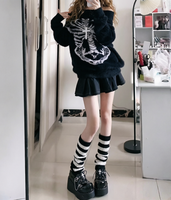 Pull épaules dénudées audacieux motif squelette - Tricot noir duveteux avec motif osseux, coupe ample et ambiance streetwear gothique pour les trendsetters