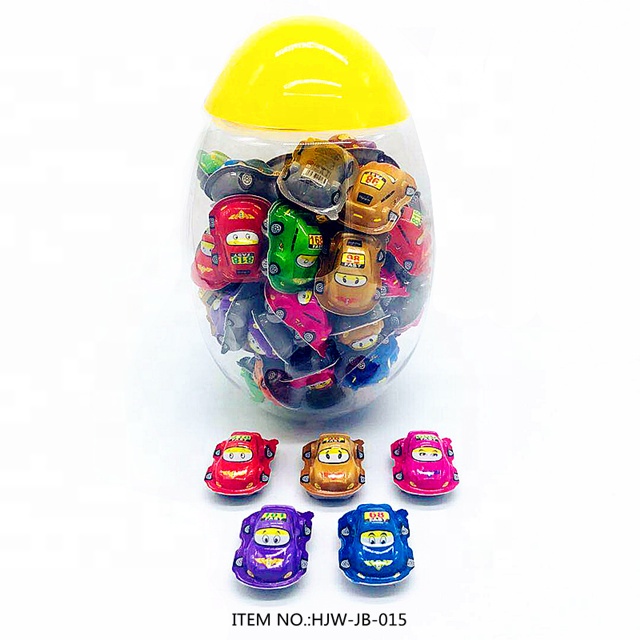 Шоколадное яйцо в форме небольшого автомобиля с печеньем и различными игрушками