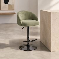Tabouret de bar pivotant Sage en velours, dossier cannelé, hauteur réglable, base circulaire noire, repose-pieds, style lounge
