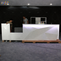 Comptoir de bar en surface solide pour cocktails, sur mesure, commercial, avec éclairage LED blanc, de luxe, pour restaurant, bar à desserts avec vitrine à gâteaux