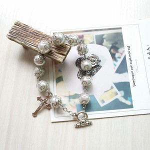 Gelang Rosario Salib dan Mutiara Akrilik Imitasi Putih Elegan dengan Hiasan Tengah Mawar untuk Wanita - Product Image 3